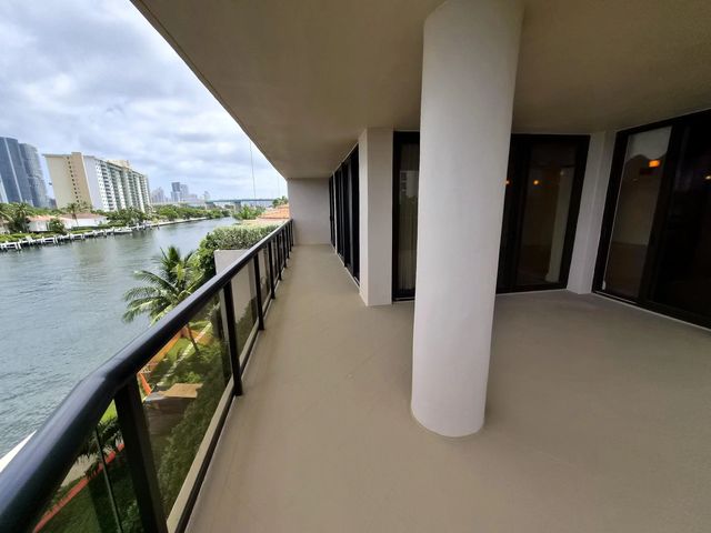 2 of 54 - 19667 Turnberry Way #4j, Aventura, FL