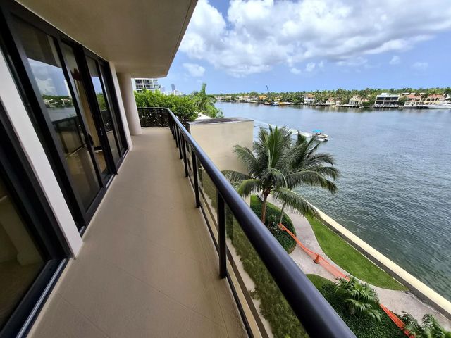 5 of 54 - 19667 Turnberry Way #4j, Aventura, FL