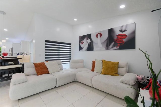 5 of 28 - 18928 Nw 63rd Ct Circle, Hialeah, FL