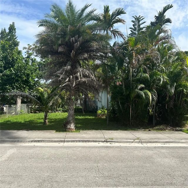 2 of 10 - 1760 Ne 160th Street, North Miami Beach, FL