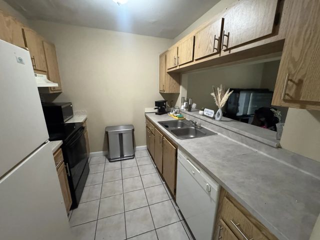 4 of 14 - 5090 Elmhurst Road #c, West Palm Beach, FL