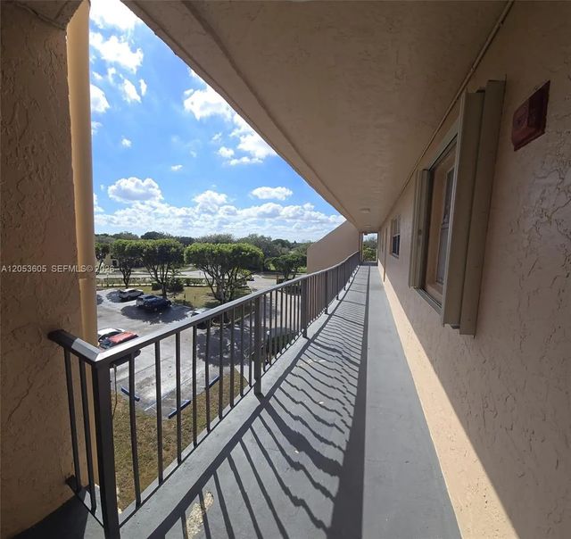 2 of 46 - 13707 Kendale Lakes Circle #ph11, Miami, FL