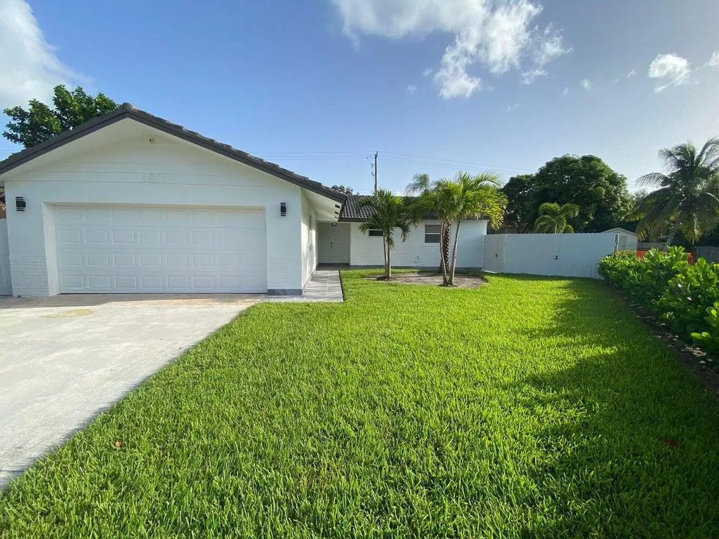1831 East Court, Lake Clarke Shores