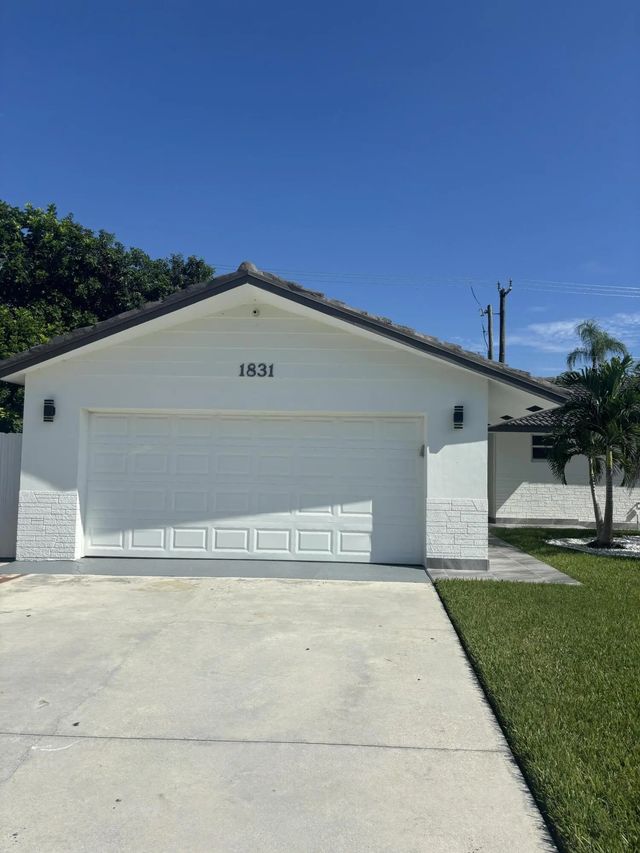 5 of 11 - 1831 East Court, Lake Clarke Shores, FL