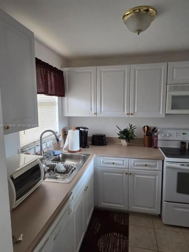 4 of 5 - 2950 W Sunrise Lakes Drive #208, Sunrise, FL