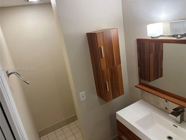 2 of 4 - 10521 Mahogany Key Circle #204, Miami, FL