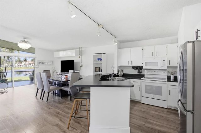 4 of 46 - 502 Woodgate Circle #b, Sunrise, FL