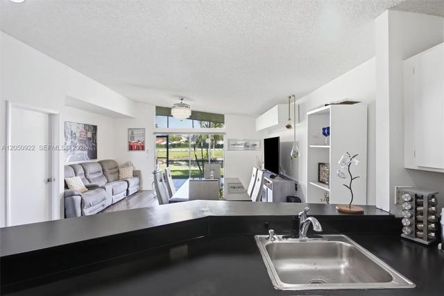 5 of 46 - 502 Woodgate Circle #b, Sunrise, FL