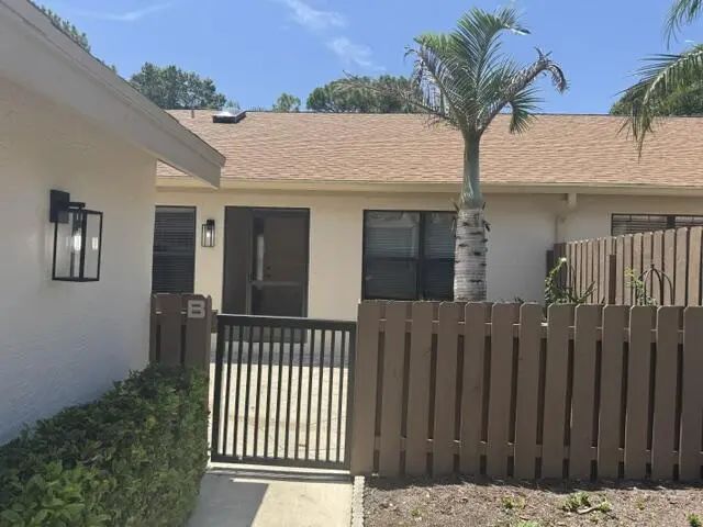 2084 Sw Silver Pine Way #122-b, Palm City