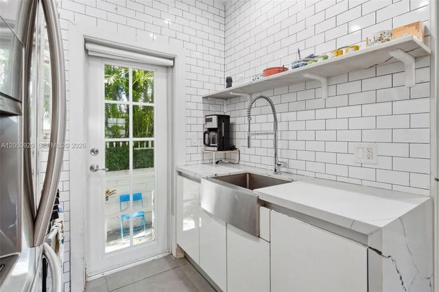 4 of 11 - 750 Espanola Way #5, Miami Beach, FL