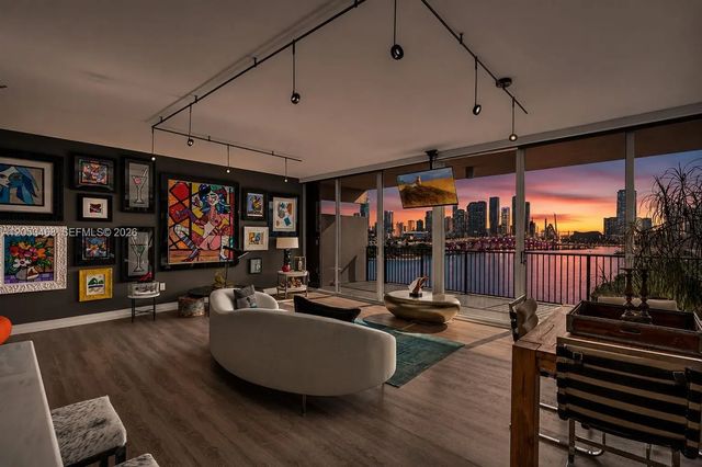 4 of 35 - 1000 Venetian Way #810, Miami Beach, FL