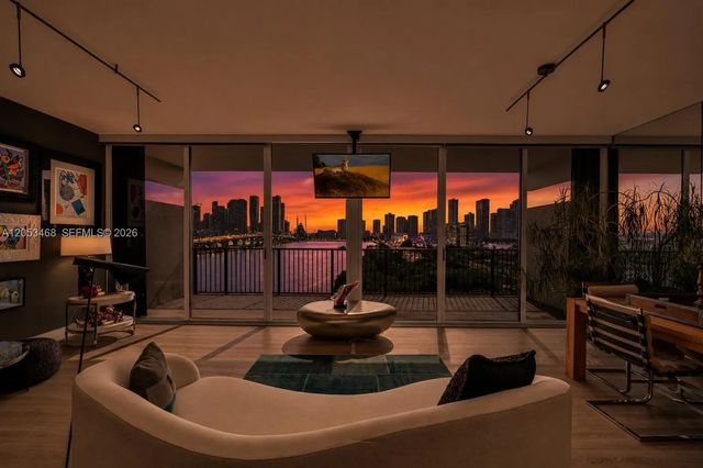 5 of 35 - 1000 Venetian Way #810, Miami Beach, FL