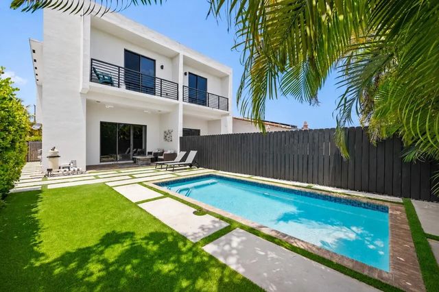 2 of 25 - 3090 Sw 17th Street, Miami, FL