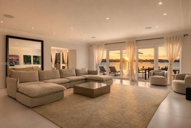 4 of 24 - 1300 S Venetian Way, Miami, FL