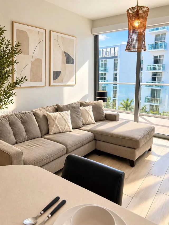 1600 Sw 1st Avenue #812, Miami