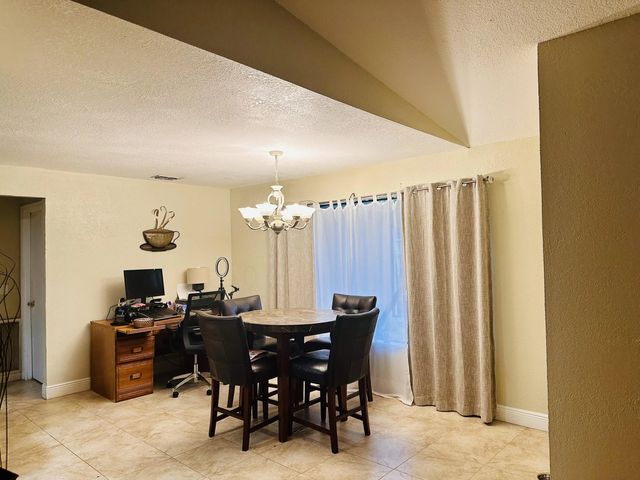 4 of 5 - 637 Se Thornhill Drive, Port St. Lucie, FL