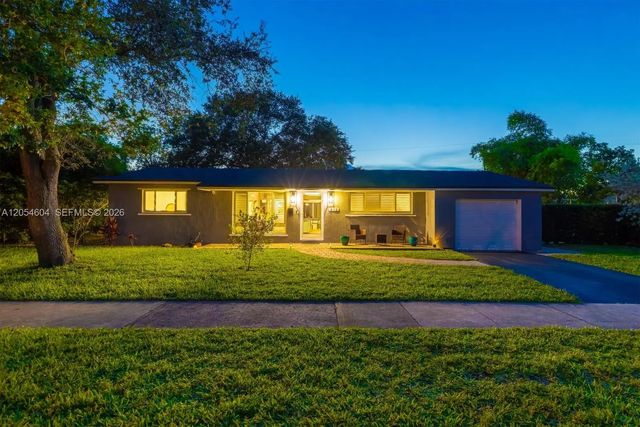 312 N Luna Court, Hollywood