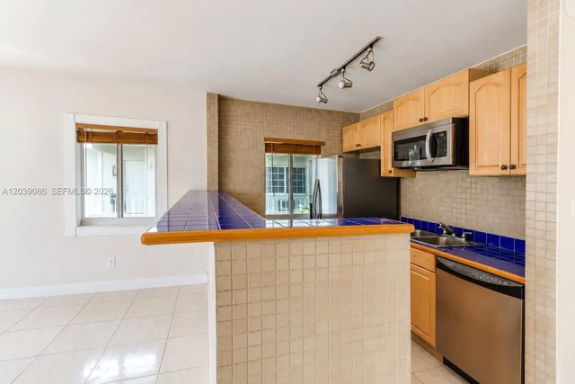 3 of 14 - 549 Meridian Avenue #12, Miami Beach, FL