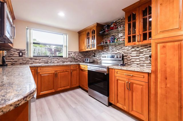 4 of 18 - 8973 Palm Tree Lane, Pembroke Pines, FL