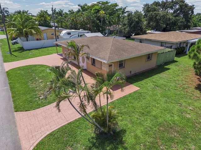 3 of 41 - 2100 N 57th Avenue, Hollywood, FL