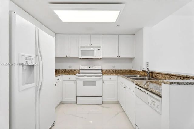 5 of 22 - 19501 W Country Club Drive #2506, Aventura, FL