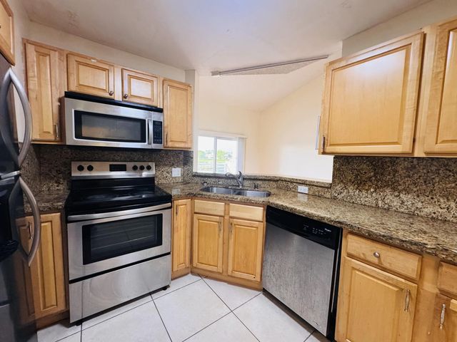 3 of 33 - 3409 Nw 44th Street #205, Oakland Park, FL