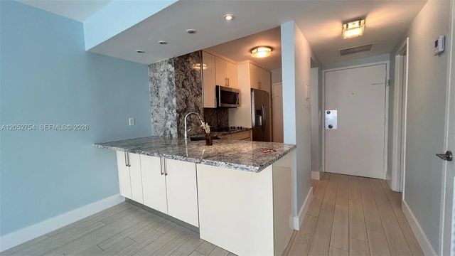 3 of 31 - 2899 Collins Avenue #724, Miami Beach, FL