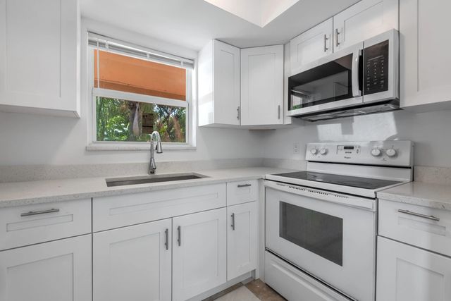 3 of 18 - 925 S Pine Street, Lake Worth, FL