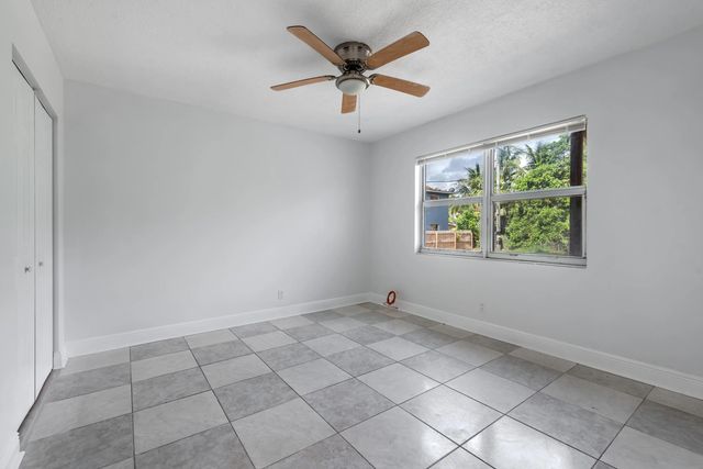 4 of 18 - 925 S Pine Street, Lake Worth, FL