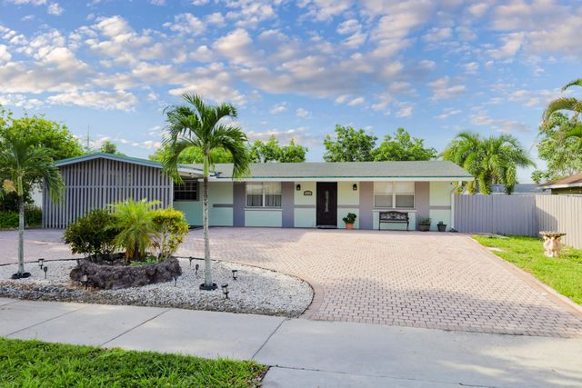 3335 10th Avenue N, Palm Springs