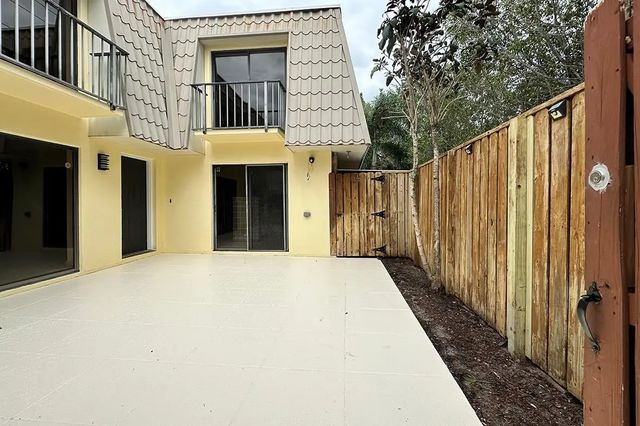 1700 Embassy Drive #apt 402, West Palm Beach