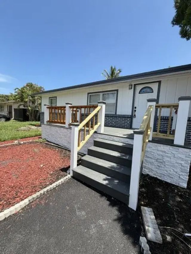 4 of 15 - 3040 Tropical Trail, Lake Worth, FL