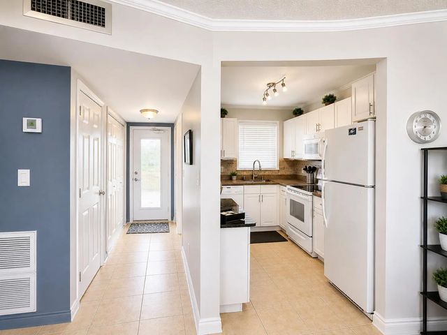 3 of 26 - 2651 Sunrise Lakes Drive E #310, Sunrise, FL