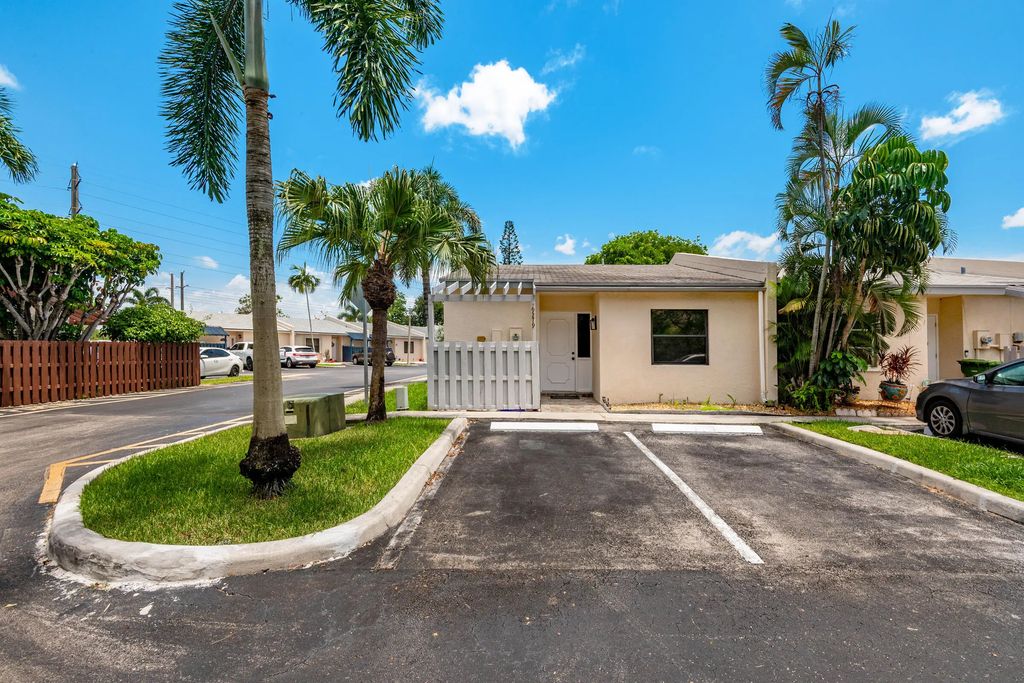 9279 Nw 17th Court, Pembroke Pines
