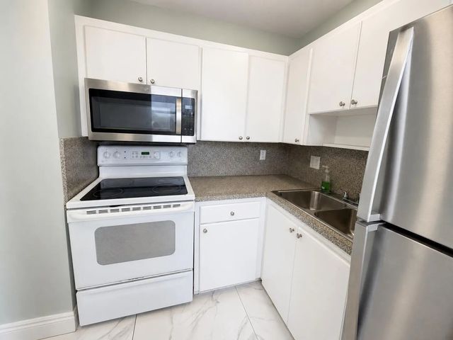 4 of 7 - 941 Crystal Lake Drive #309, Deerfield Beach, FL