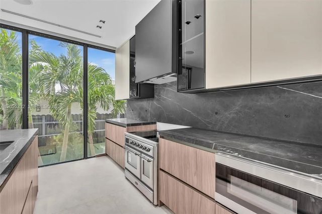 4 of 30 - 6020 Alton Road, Miami Beach, FL