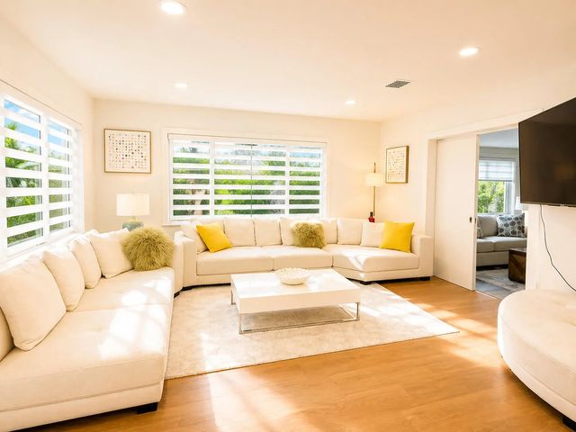 2 of 22 - 800 Se 11th Court, Fort Lauderdale, FL