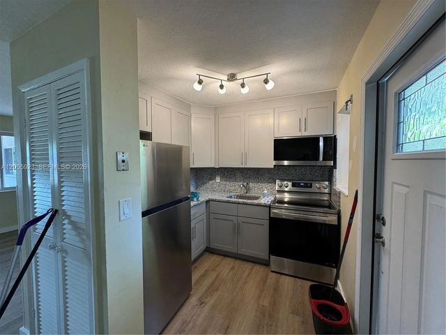 3 of 5 - 707 S 19th Avenue #1, Hollywood, FL