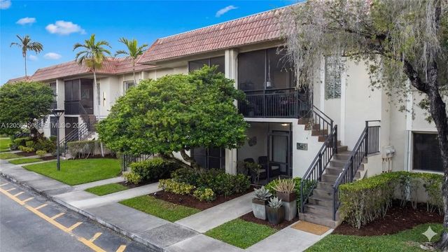 310 Lakeview Drive #105, Weston