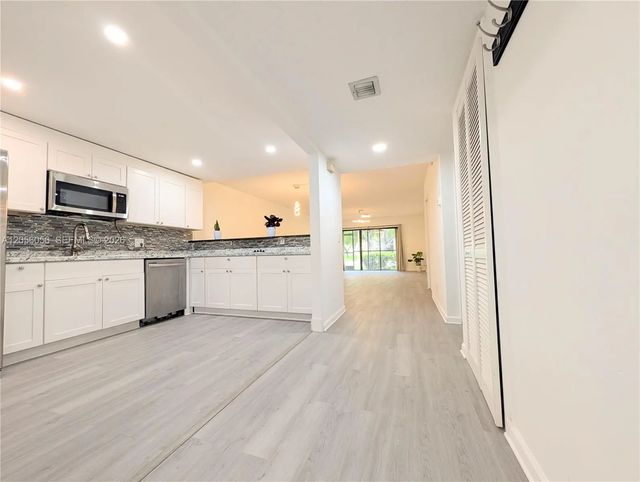 3 of 37 - 310 Lakeview Drive #105, Weston, FL
