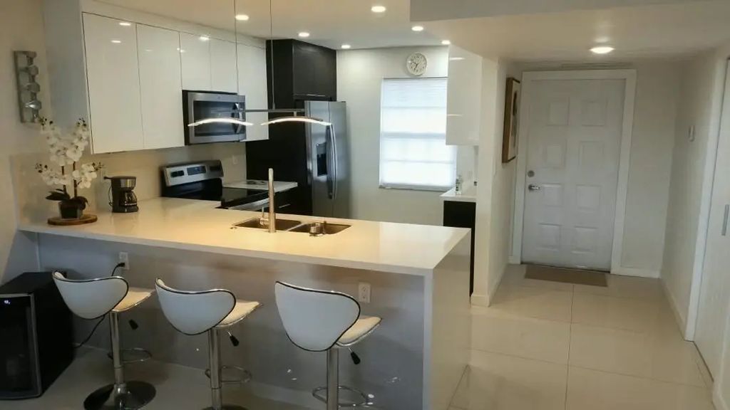 565 Oaks Lane #305, Pompano Beach