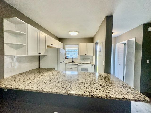 2 of 22 - 1113 Lake Terrace #107, Boynton Beach, FL