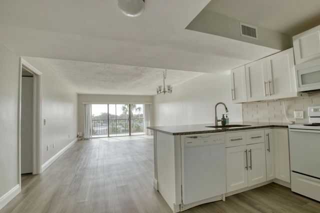 3 of 11 - 4254 D Este Court #304, Lake Worth, FL