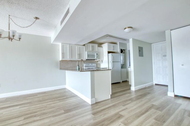 5 of 11 - 4254 D Este Court #304, Lake Worth, FL