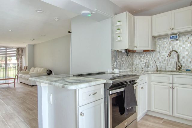 4 of 16 - 4471 Luxemburg Court #206, Lake Worth, FL