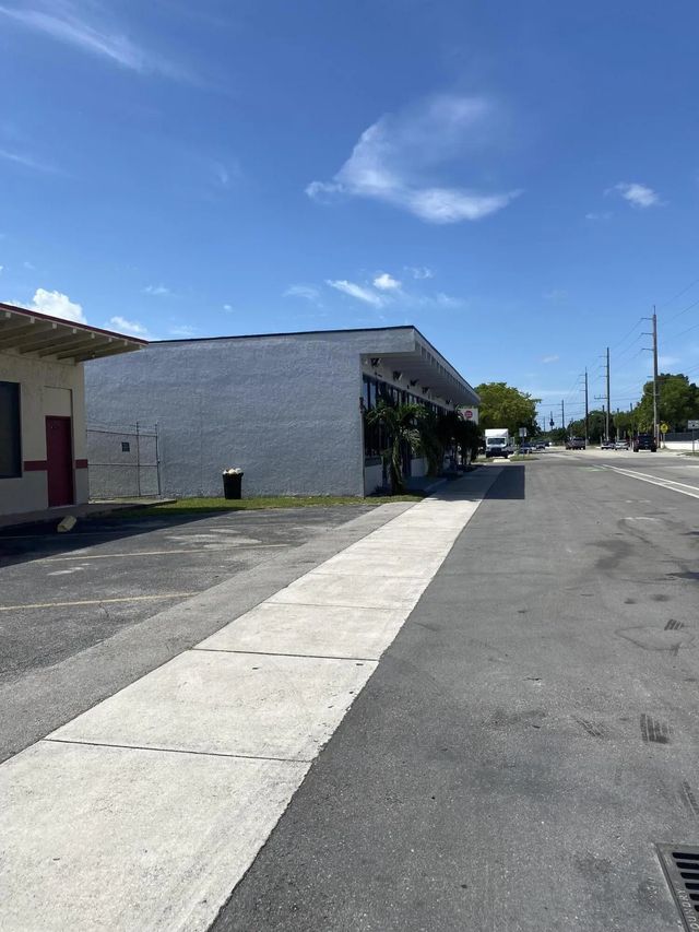 4 of 5 - 1000 S 56th Avenue, Hollywood, FL