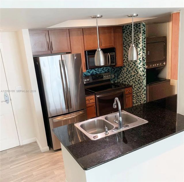 5 of 27 - 2000 N Bayshore Drive #1006, Miami, FL