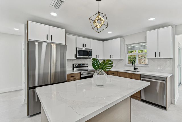 3 of 42 - 350 Ne 42nd Street, Oakland Park, FL