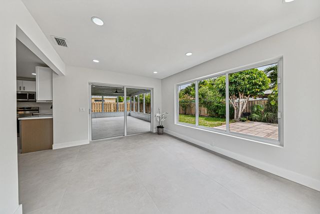 4 of 42 - 350 Ne 42nd Street, Oakland Park, FL