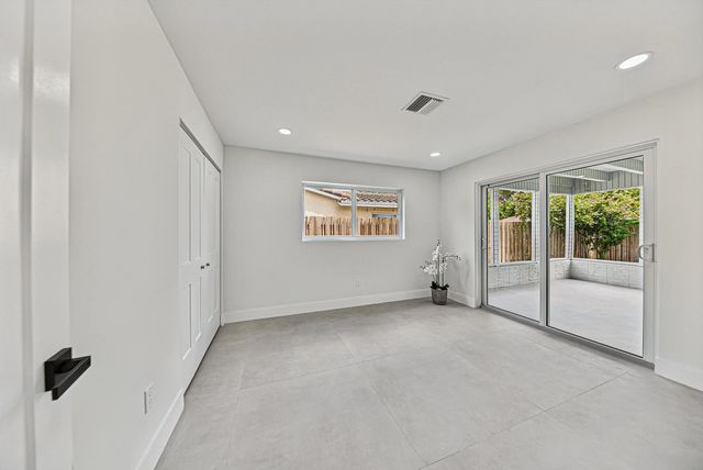 5 of 42 - 350 Ne 42nd Street, Oakland Park, FL